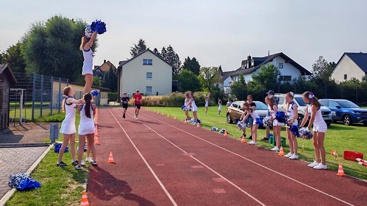 Unser Zieleinlaut mit Cheerleaderinnen