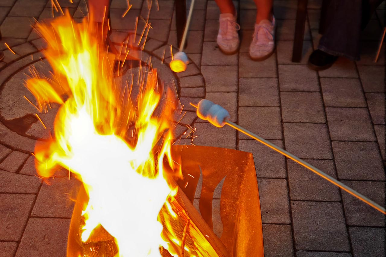 Als es dunkel wurde gab es Marshmallows am Feuer