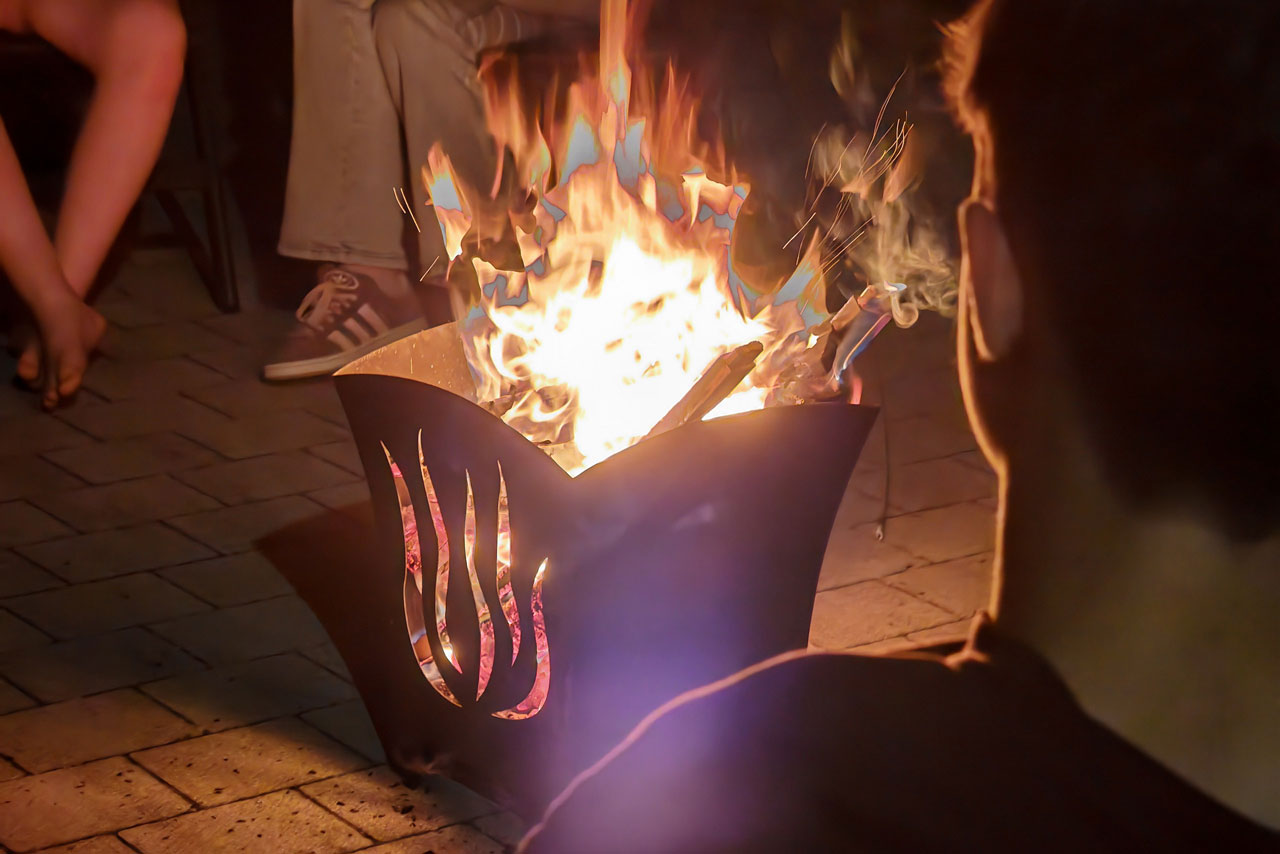 Bis Mitternacht saßen alle ums Feuer herum