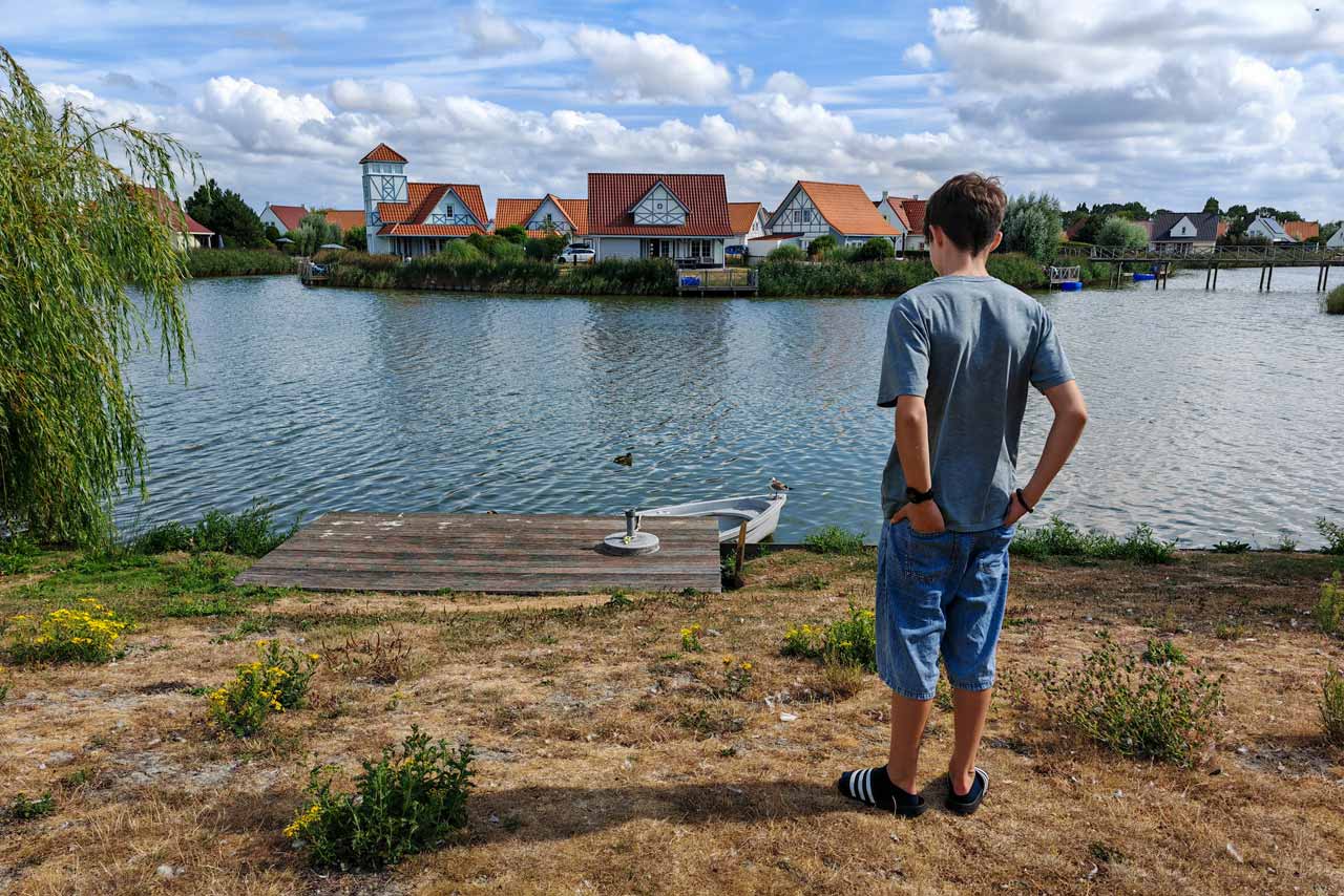 Der Zwergofant begutachtet unseren Steg samt Boot