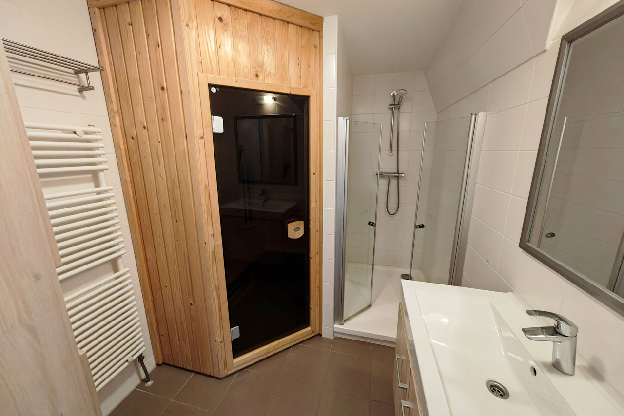 Das Badezimmer der Kinder samt Sauna