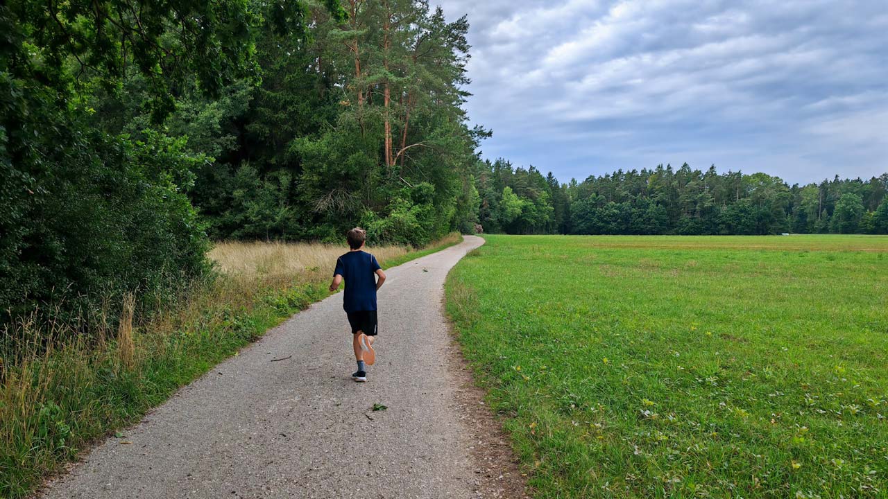 Lauf ohne Meer und Möwen, dafür mit Reh im Wald und bester Begleitung