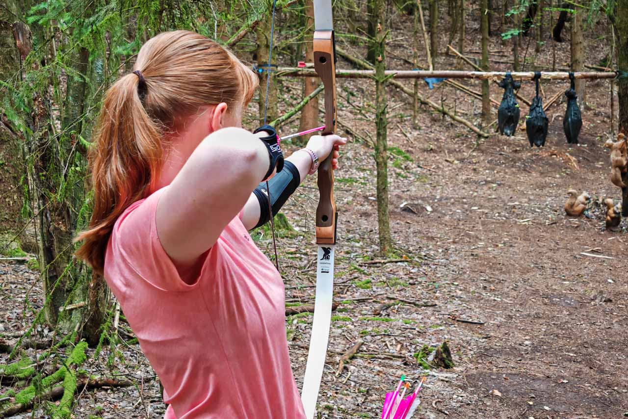 Das Zappelinchen schießt auf Flughund-Figuren