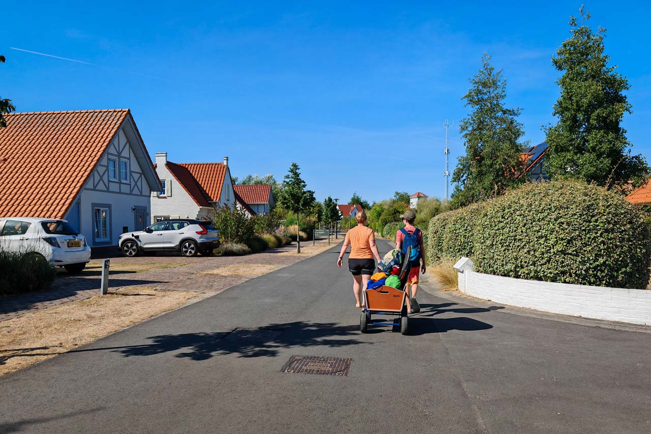 So sind wir täglich mit unserem Bollerwagen vom Feriendorf zum Strand gezogen