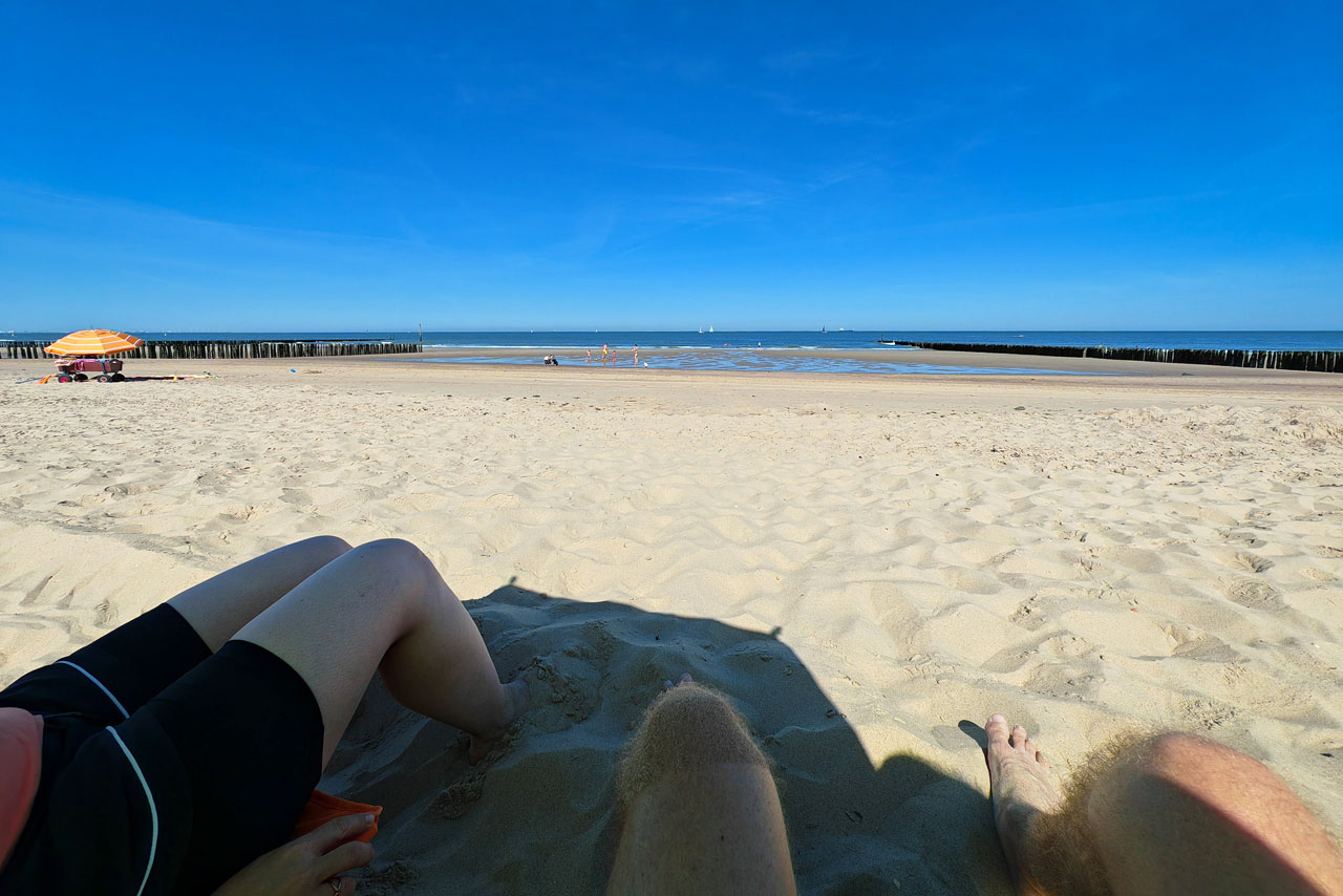 Der Blick vom Basislager zum Meer bei Ebbe