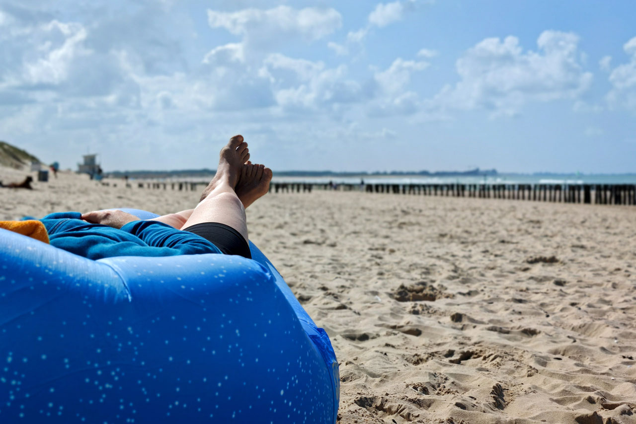 Frau bullion genießt die letzten Stunden am Strand