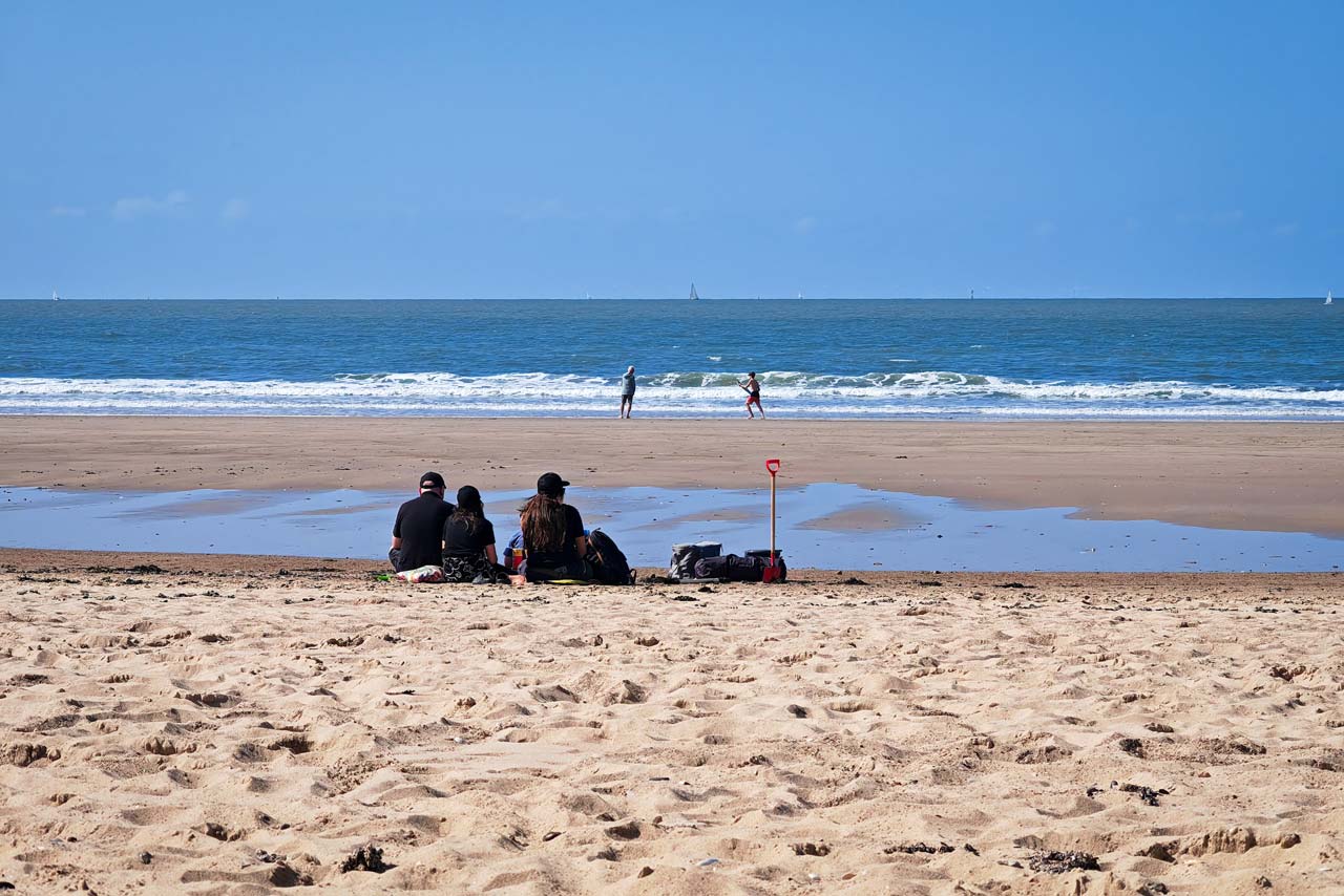 Opa und Zwergofant beim Skimboarden