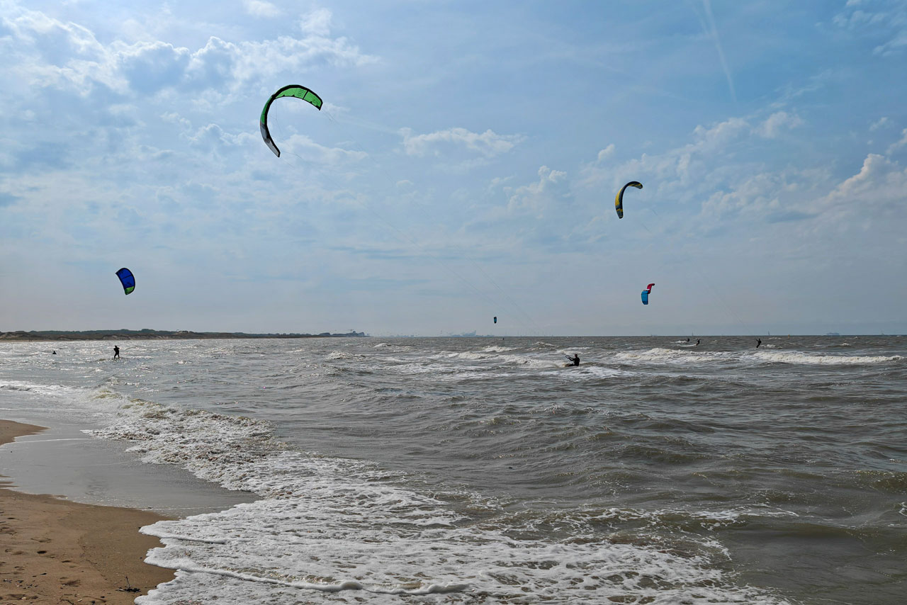 Kitesurfer nutzen das stürmische Wetter